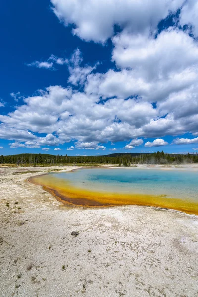 Термальный бассейн Sunset Lake Yellowstone — стоковое фото