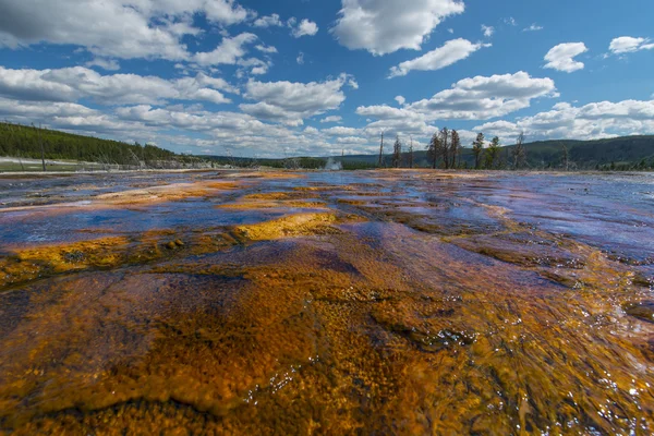 Потік нижче сапфірове басейн — стокове фото