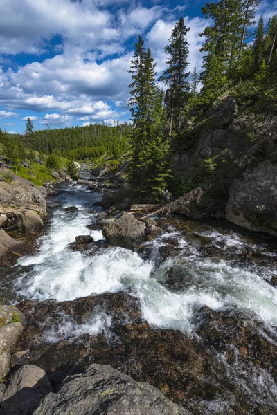 Kleiner Feuerloch-Fluss nahe den mystischen Wasserfällen — Stockfoto