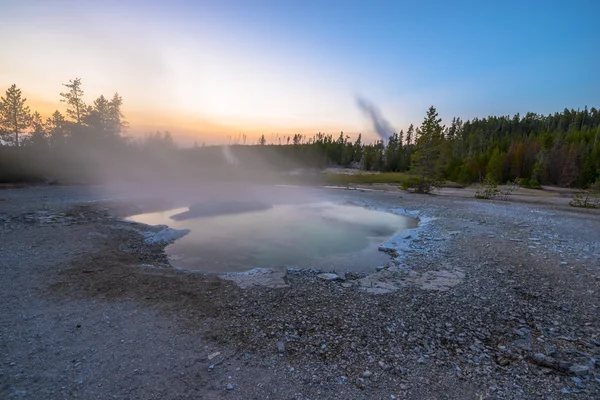 Cuenca de Norris Geyser después de la puesta del sol —  Fotos de Stock