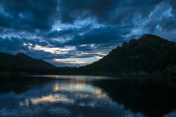 Górskie jezioro o zachodzie słońca — Zdjęcie stockowe