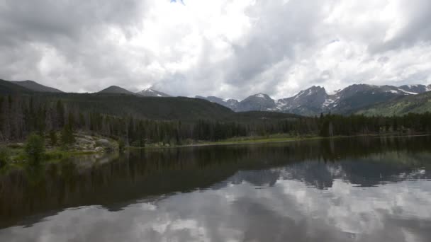 Sprague λίμνη Κολοράντο βραχώδες βουνό εθνικό πάρκο — Αρχείο Βίντεο