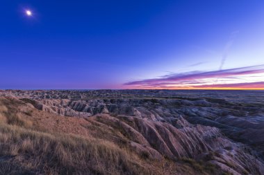 Ay yükselişi üzerinde Badlands Ulusal Parkı