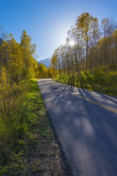 Autumn Road to the Maroon Bell — стоковое фото