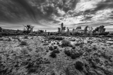 Vahşi at Butte ile dramatik bulutlar siyah ve beyaz yatay