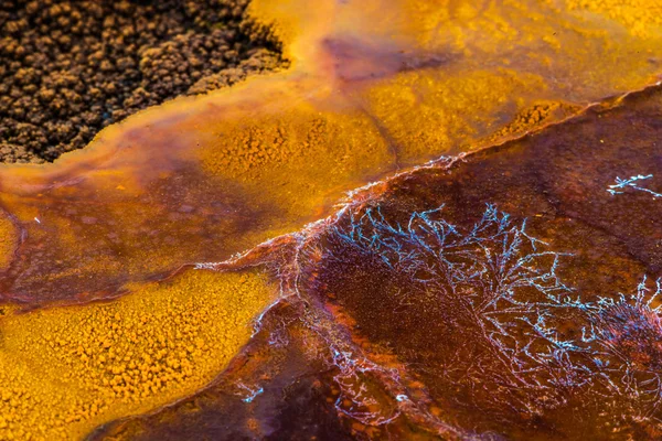 Ученые обнаружили известняковую травертину у хрустального гейзера в штате Юта — стоковое фото