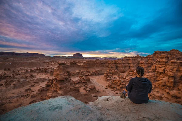 Girl looking at Sunset Sky over the Goblin Valley — Stock Photo, Image