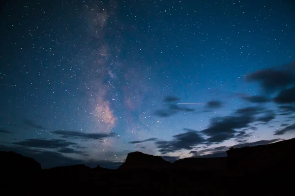 Samanyolu kanyonun üzerinden ile parlak yıldızlı gece 