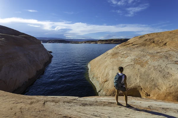 Chica excursionista mirando hacia el lago Powell Sunny Day — Foto de Stock