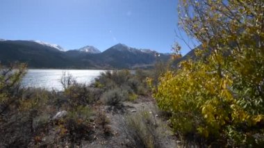 Sonbaharda yapraklar ikiz göl güneşli bir gün