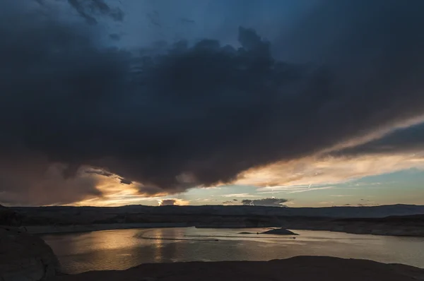 Lake Powell bei Sonnenuntergang utah Landschaft — Stockfoto