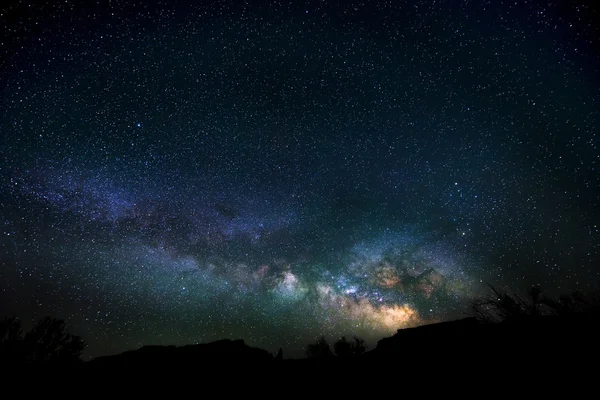 Млечный путь поднимается над каньоном Юта Ночной Ландшафт — стоковое фото