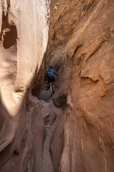 Flicka hiker backpacker i slot canyon — Stockfoto