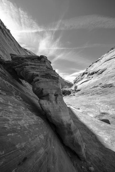 Schwarz-weißer Schlitz Canyon Sandstein Abstrakt — Stockfoto