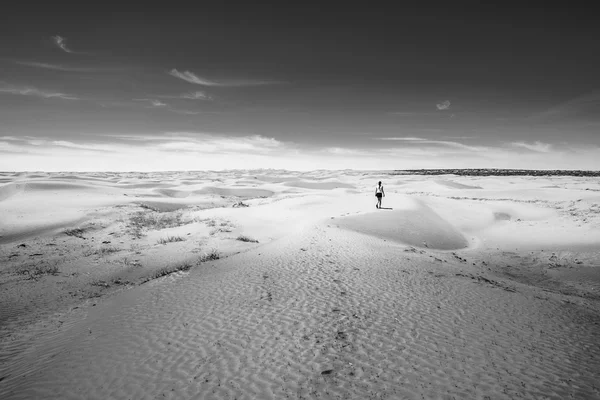 Girl in the desert — Stock Photo, Image