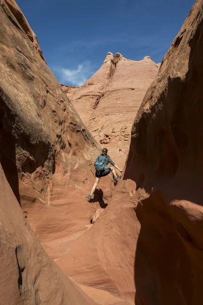 Chica excursionista mochilero en el Cañón de Ranura — Foto de Stock