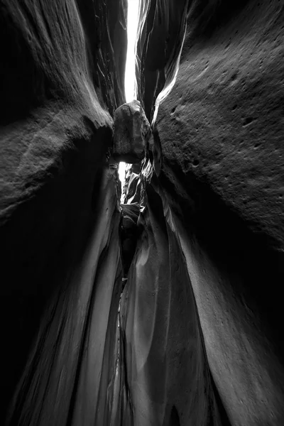 Svarta och vita slot canyon sandsten abstract — Stockfoto
