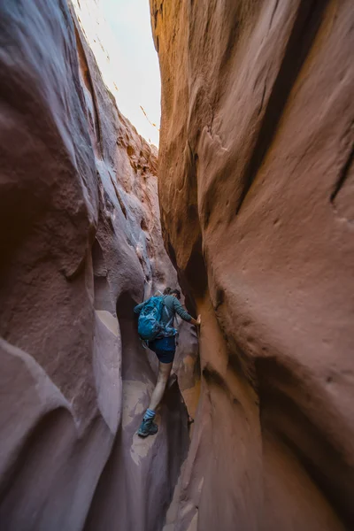 Girl Hiker Backpacker in the Slot Canyon — Stock Photo, Image