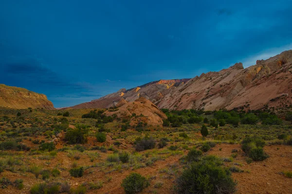 Halverwege naar de Brimhall natuurlijke brug Capitol Reef natie — Stockfoto