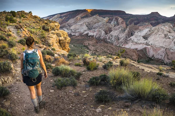 Flicka vandrare i en Brimhall Natural Bridge Trail Capitol Reef Nati — Stockfoto