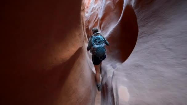 Flicka hiker backpacker i slot canyon — Stockvideo