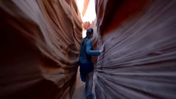 Lány természetjáró hátizsákos a slot-Canyon — Stock videók