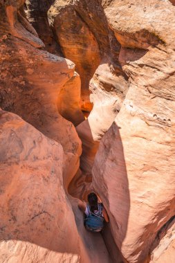 Kız uzun yürüyüşe çıkan kimse Backpacker tırmanma yuvası kanyona aşağı