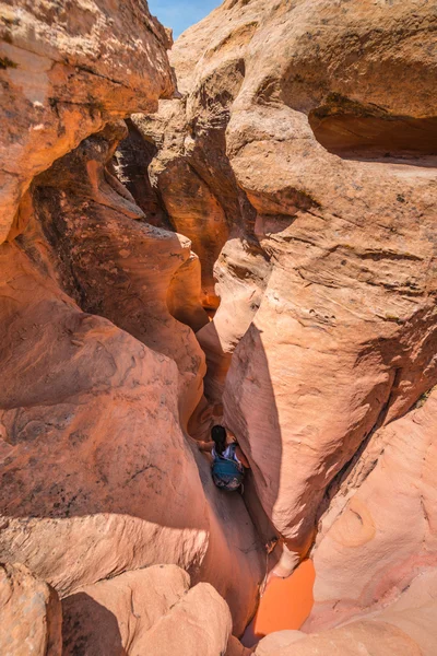 Flicka Hiker Backpacker klättra nerför Slot Canyon — Stockfoto