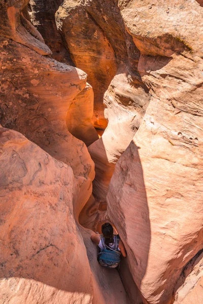 Girl Hiker Backpacker Climbing down the Slot Canyon — Stock Photo, Image