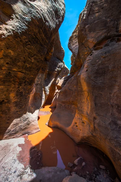 Beautiful Narrow Slot Canyon filled with water — Stock Photo, Image