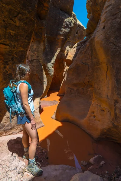 Randonneuse pédestre Backpacker Debout près de l'eau dans le canyon Slot — Photo