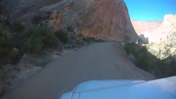 Bil som kör genom nationalparken burr trail switchbacks capitol reef — Stockvideo