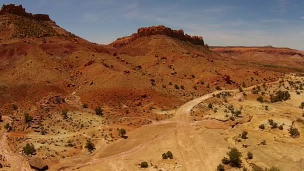 ユタ砂漠風景曲がりくねった道路巨大岩 — ストック動画