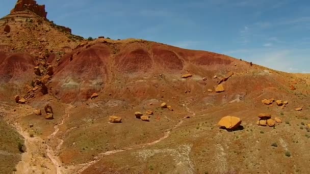 Utah pouštní krajina klikatých silnic obří balvany — Stock video