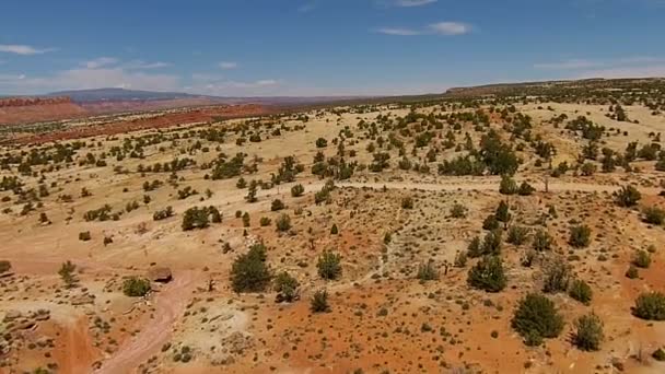 Utah pouštní krajina klikatých silnic obří balvany — Stock video