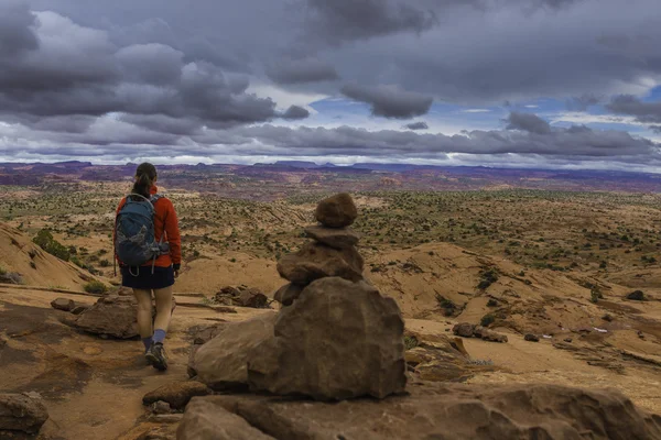 Caminhante Backpacker Neon Canyon Início da trilha Pebble Cairn — Fotografia de Stock