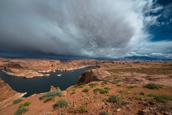 Lake powell poblíž otvoru ve skále escalante utah krajině — Stock fotografie