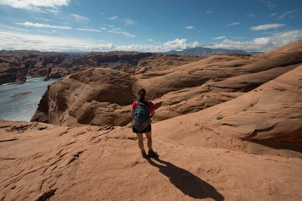 Hiker Backpacker looking at Lake Powell — Stock Photo, Image