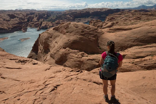 Caminante mochilero mirando el lago Powell — Foto de Stock