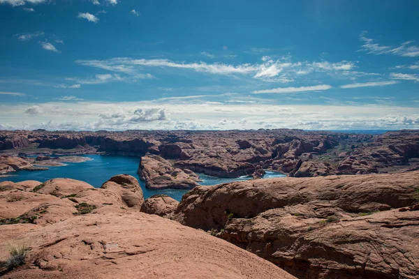 Mirando hacia el lago Powell cerca del agujero en la roca — Foto de Stock