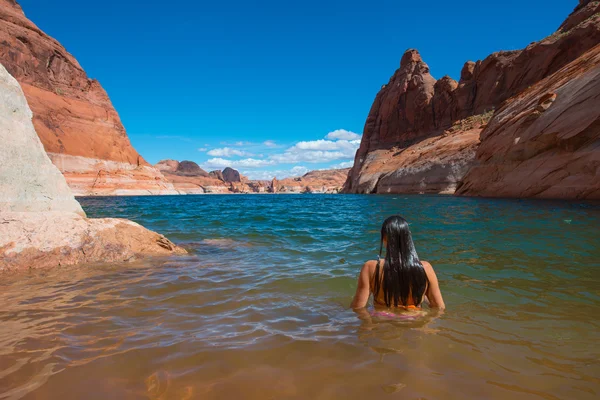 Biquíni Mulher tomando um banho relaxante no Lago Powell — Fotografia de Stock