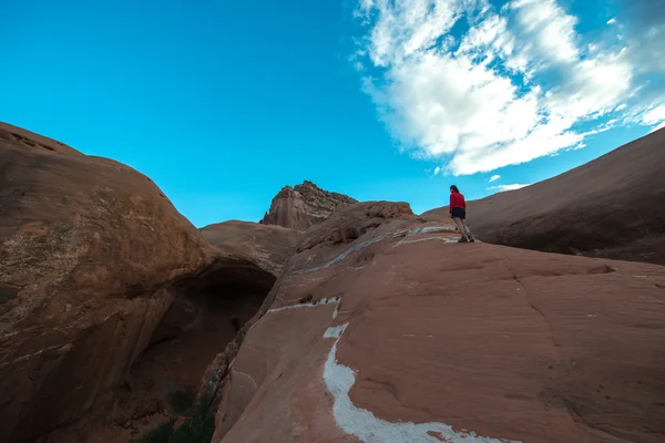 Vrouw lopen op een rotsformaties Cave punt Escalante Utah — Stockfoto