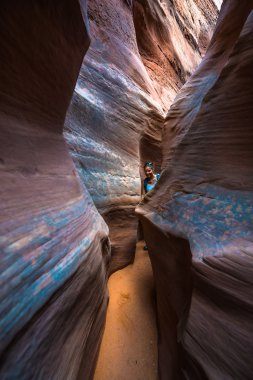 Kız uzun yürüyüşe çıkan kimse Backpacker ürkütücü Gulch Escalante Utah