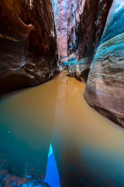 Вода в повільному каньйоні Вертикальний склад — стокове фото