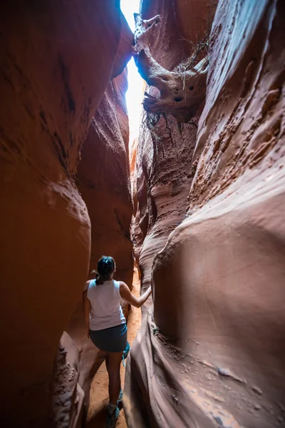 Dívka Hiker batohem v Utahu Escalante Spooky Gulch — Stock fotografie