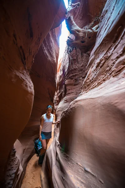 Dívka Hiker batohem v Utahu Escalante Spooky Gulch — Stock fotografie