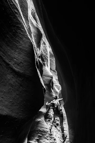 Κορίτσι πεζοπόρος Backpacker στη Γιούτα Escalante Spooky Gulch — Φωτογραφία Αρχείου