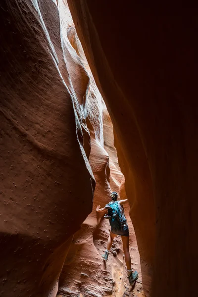 Chica excursionista mochilero en espeluznante Gulch Escalante Utah — Foto de Stock