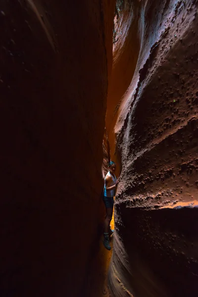 Chica excursionista mochilero en espeluznante Gulch Escalante Utah — Foto de Stock