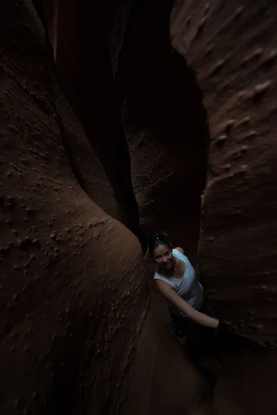 Dívka Hiker batohem v Utahu Escalante Spooky Gulch — Stock fotografie